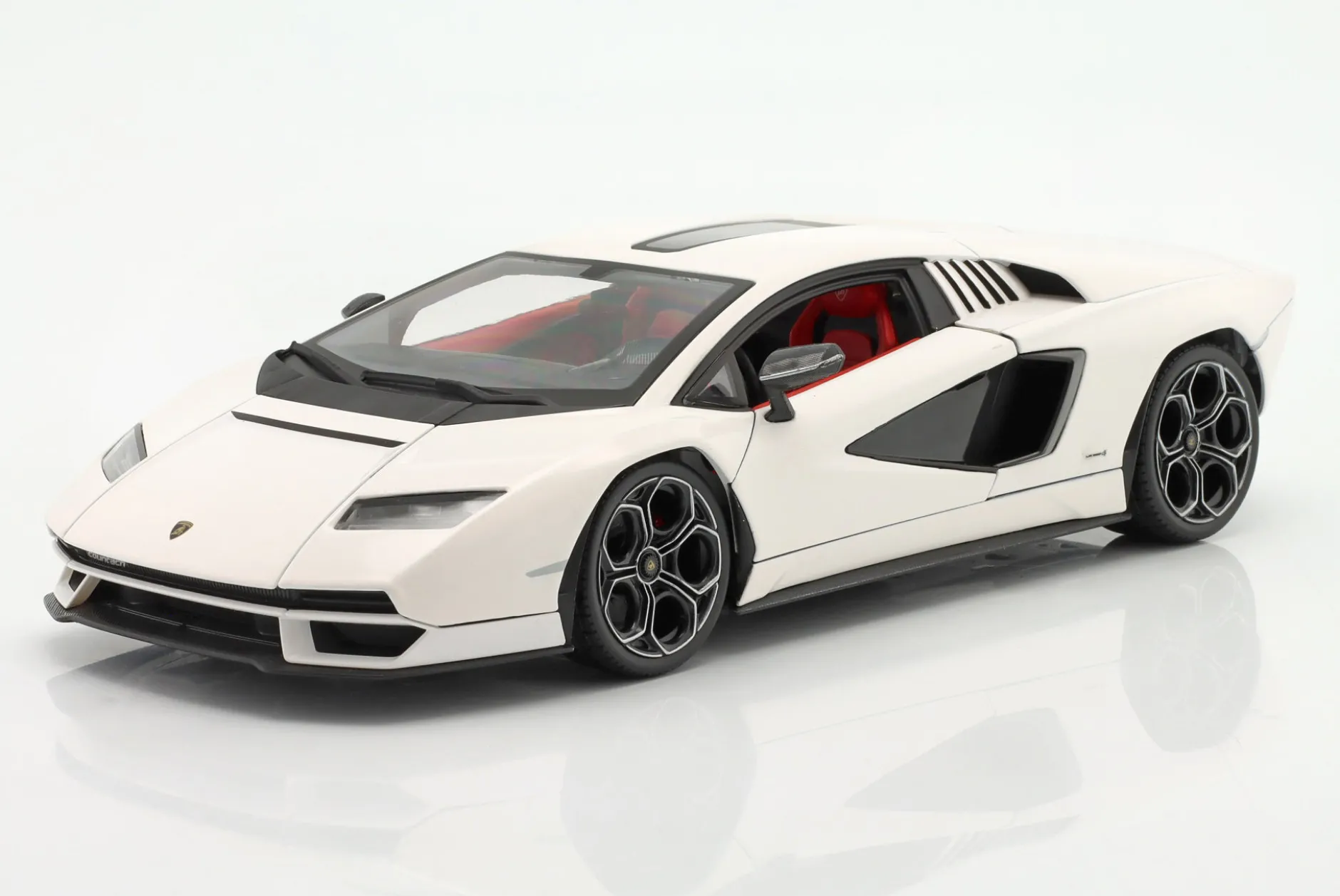 Lamborghini Countach LPI 800-4 Baujahr 2022 weiß 1:18 Maisto