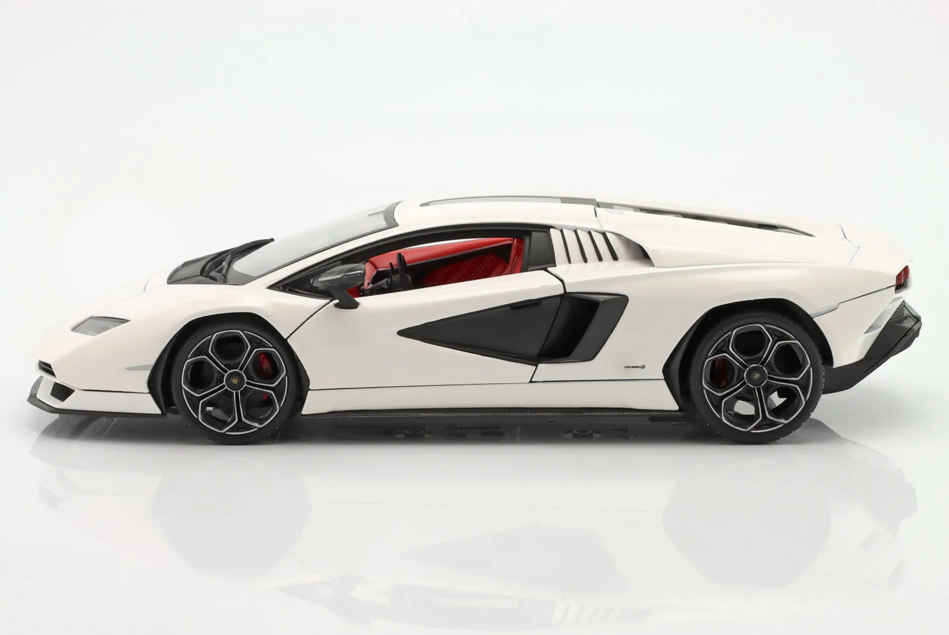 Lamborghini Countach LPI 800-4 Baujahr 2022 weiß 1:18 Maisto