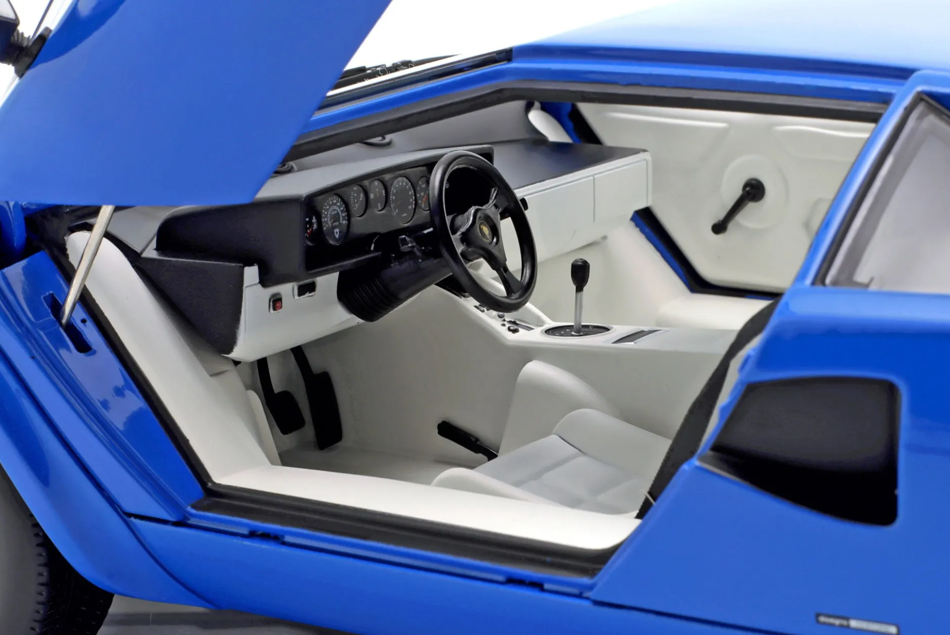 Lamborghini Countach LP5000S QV Baujahr 1985 blau 1:12 KK-Scale