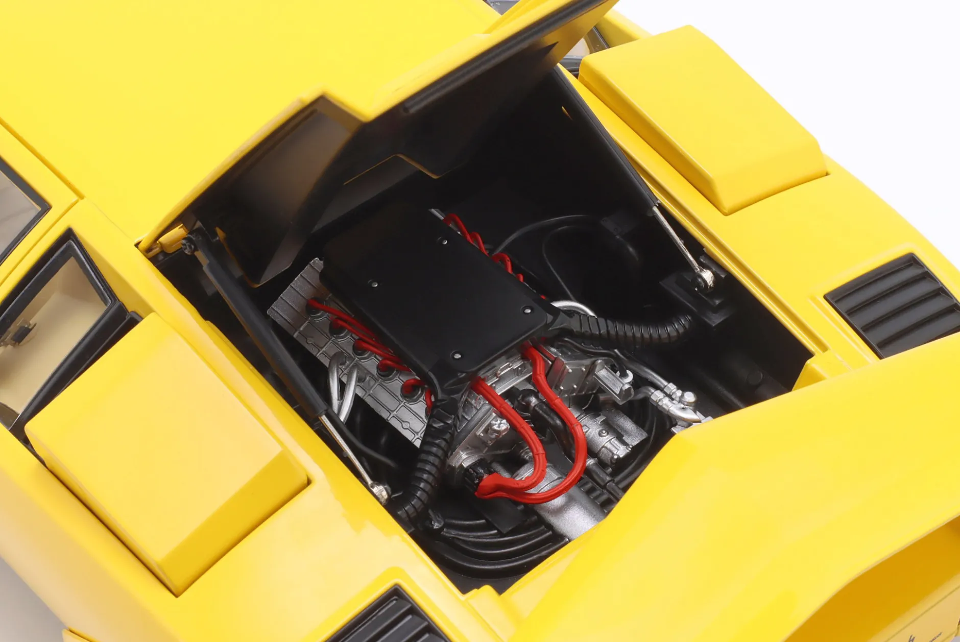 Lamborghini Countach LP 5000 S QV Baujahr 1985 gelb 1:12 KK-Scale