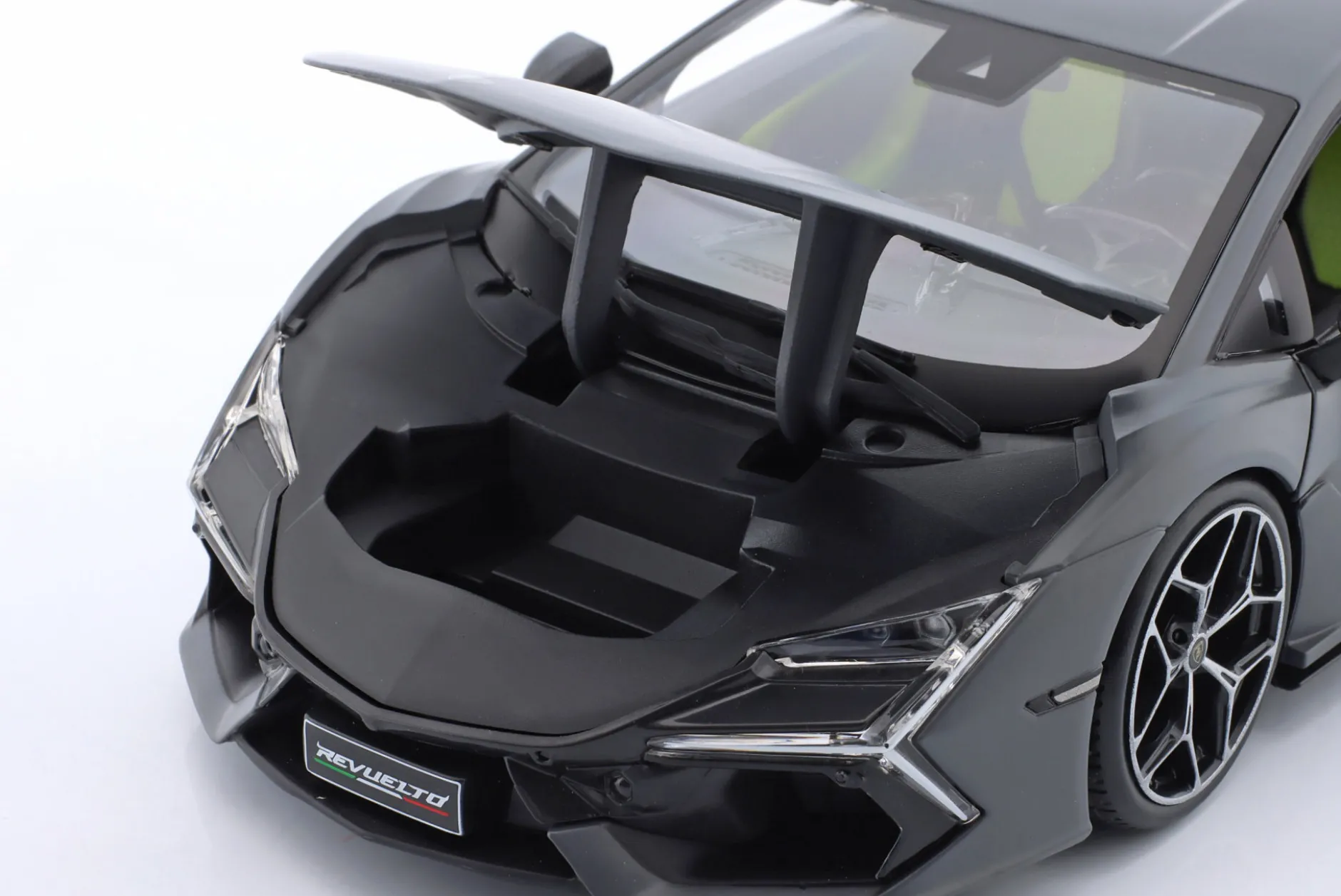 Lamborghini Revuelto Hybrid Baujahr 2023 grau 1:18 Maisto