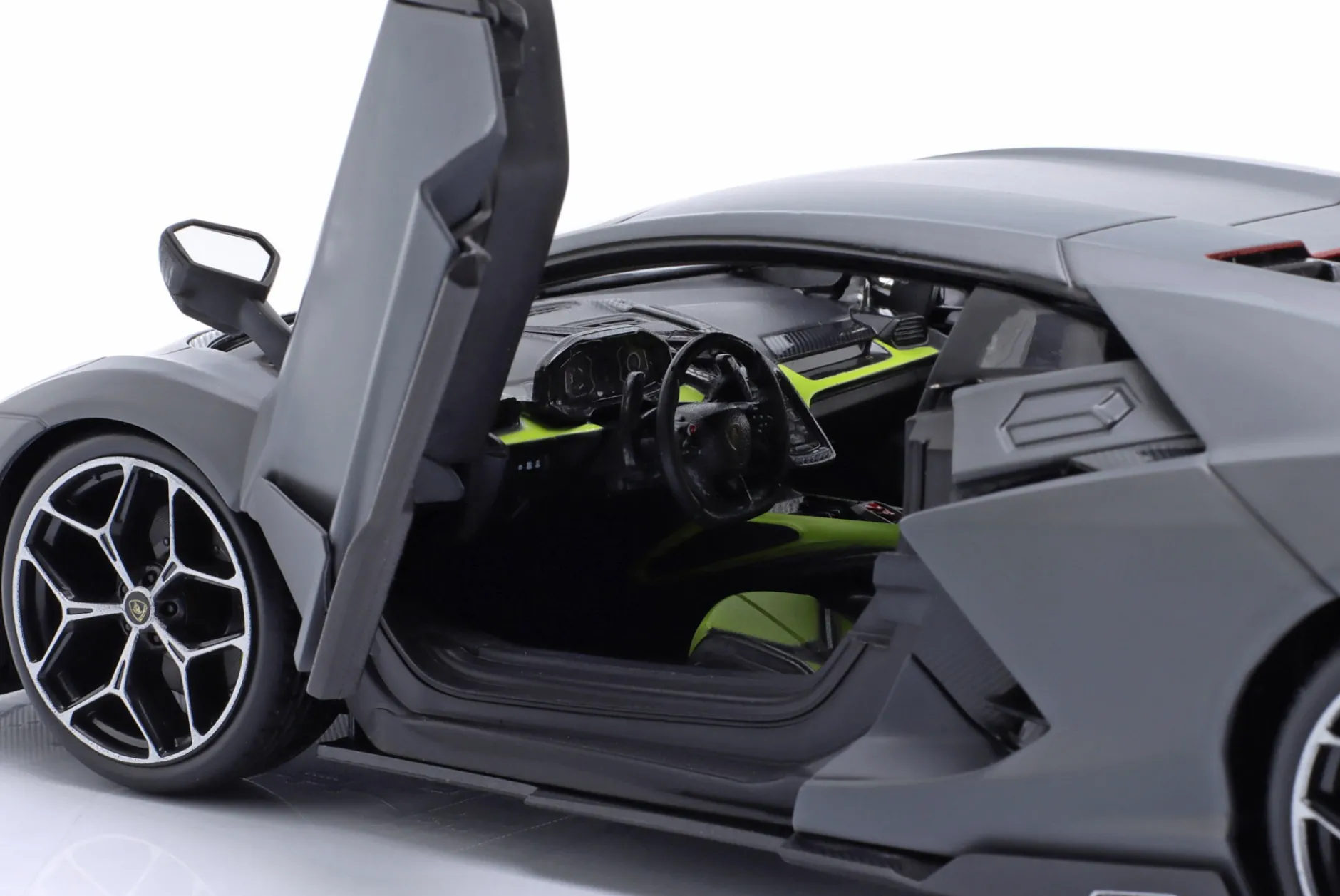 Lamborghini Revuelto Hybrid Baujahr 2023 grau 1:18 Maisto