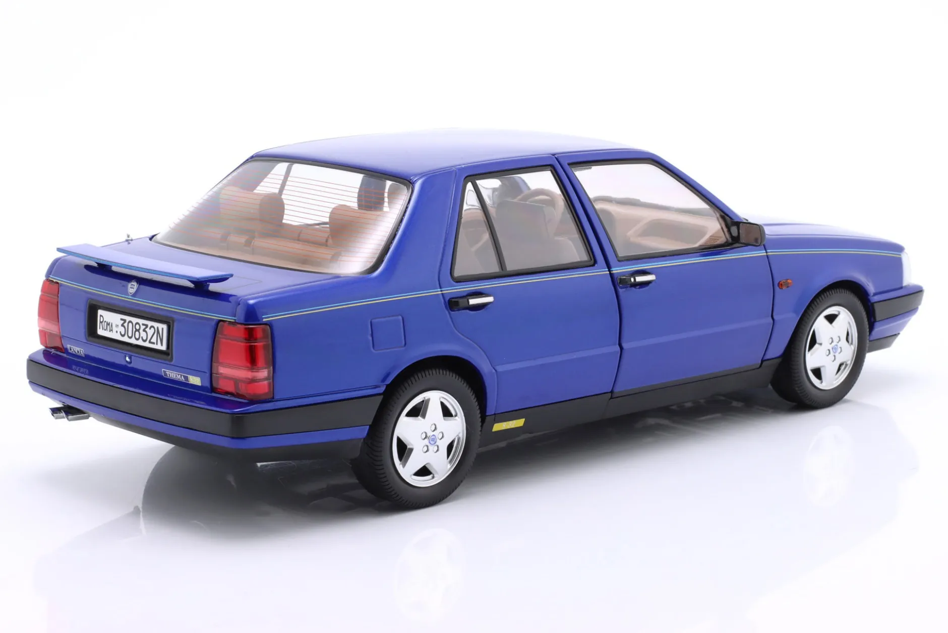 Lancia Thema 8.32 Ferrari 1S Baujahr 1986 blau metallic 1:18 MITICA