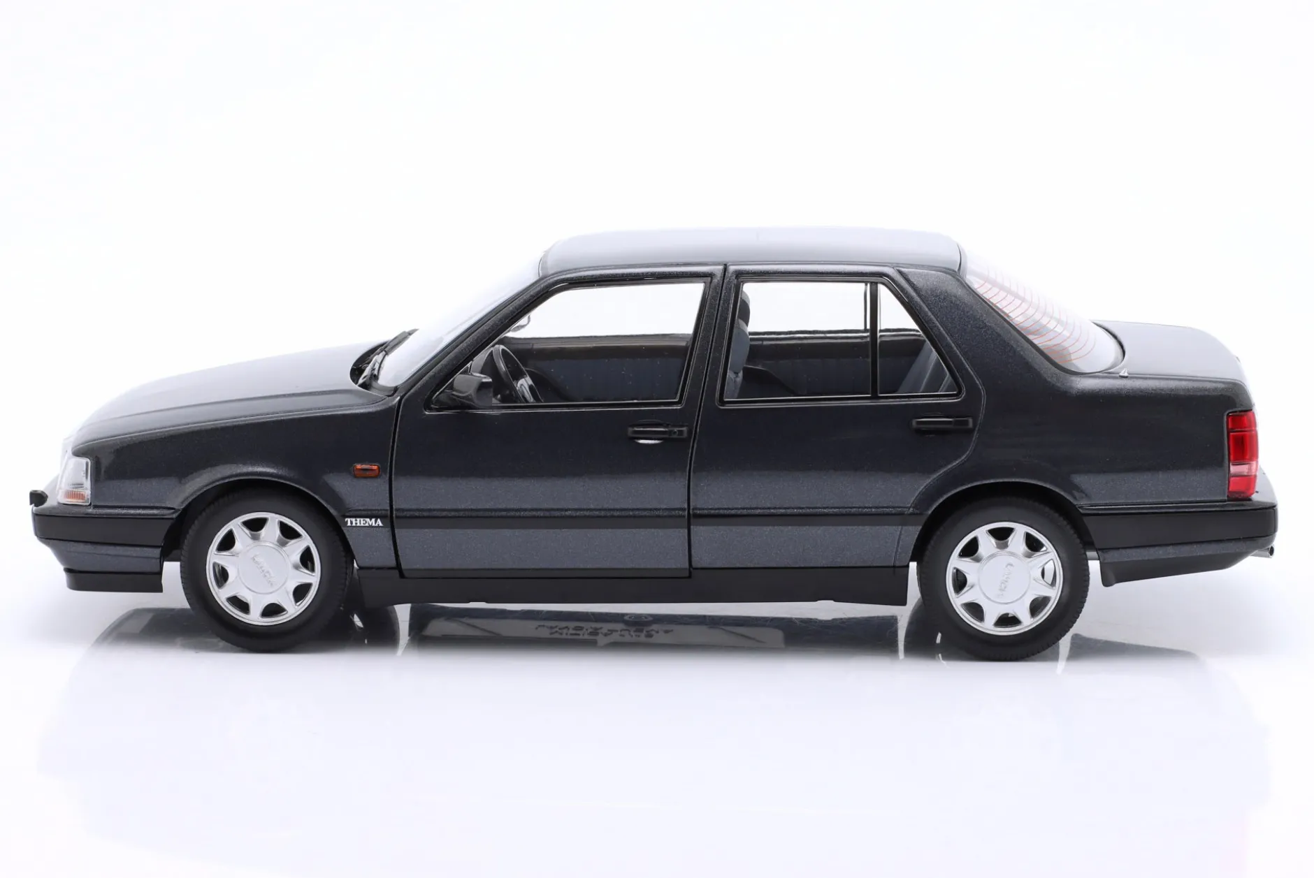 Lancia Thema Turbo 16V LX 2S Baujahr 1991 schwarz metallic 1:18 MITICA