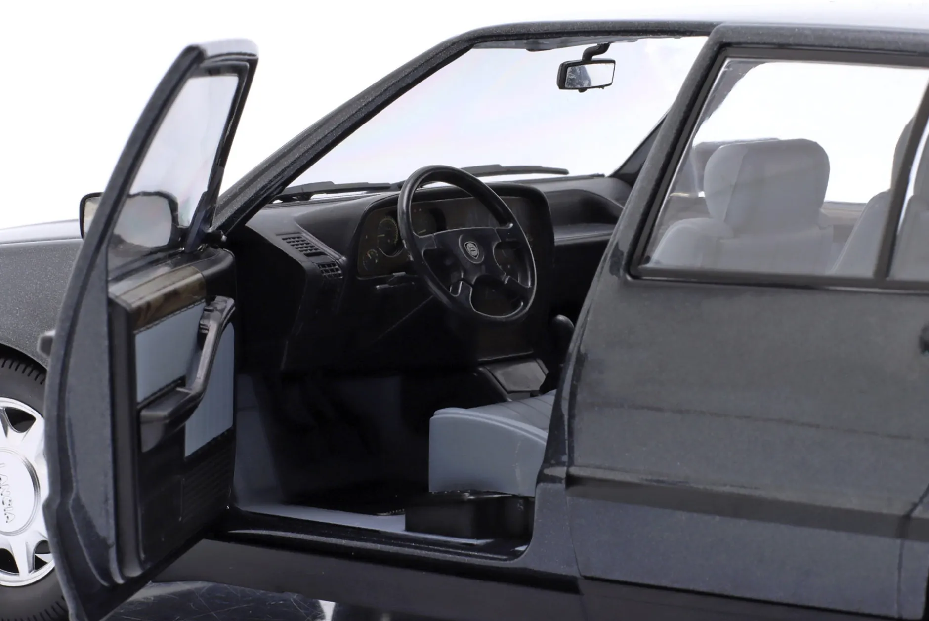 Lancia Thema Turbo 16V LX 2S Baujahr 1991 schwarz metallic 1:18 MITICA