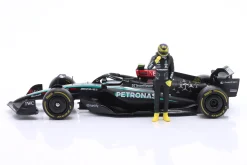 Lewis Hamilton Mercedes-AMG F1 W15 #44 Formel 1 2024 mit Figur 1:24 Bburago