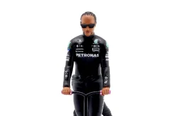 Lewis Hamilton Mercedes-AMG W12 Skate Scooter Figur 2021 Formel 1 1:18 Cartrix