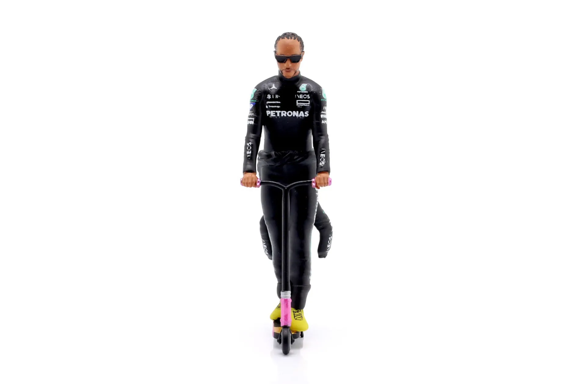 Lewis Hamilton Mercedes-AMG W12 Skate Scooter Figur 2021 Formel 1 1:18 Cartrix