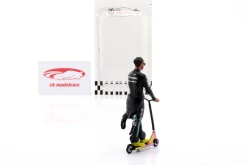 Lewis Hamilton Mercedes-AMG W12 Skate Scooter Figur 2021 Formel 1 1:18 Cartrix