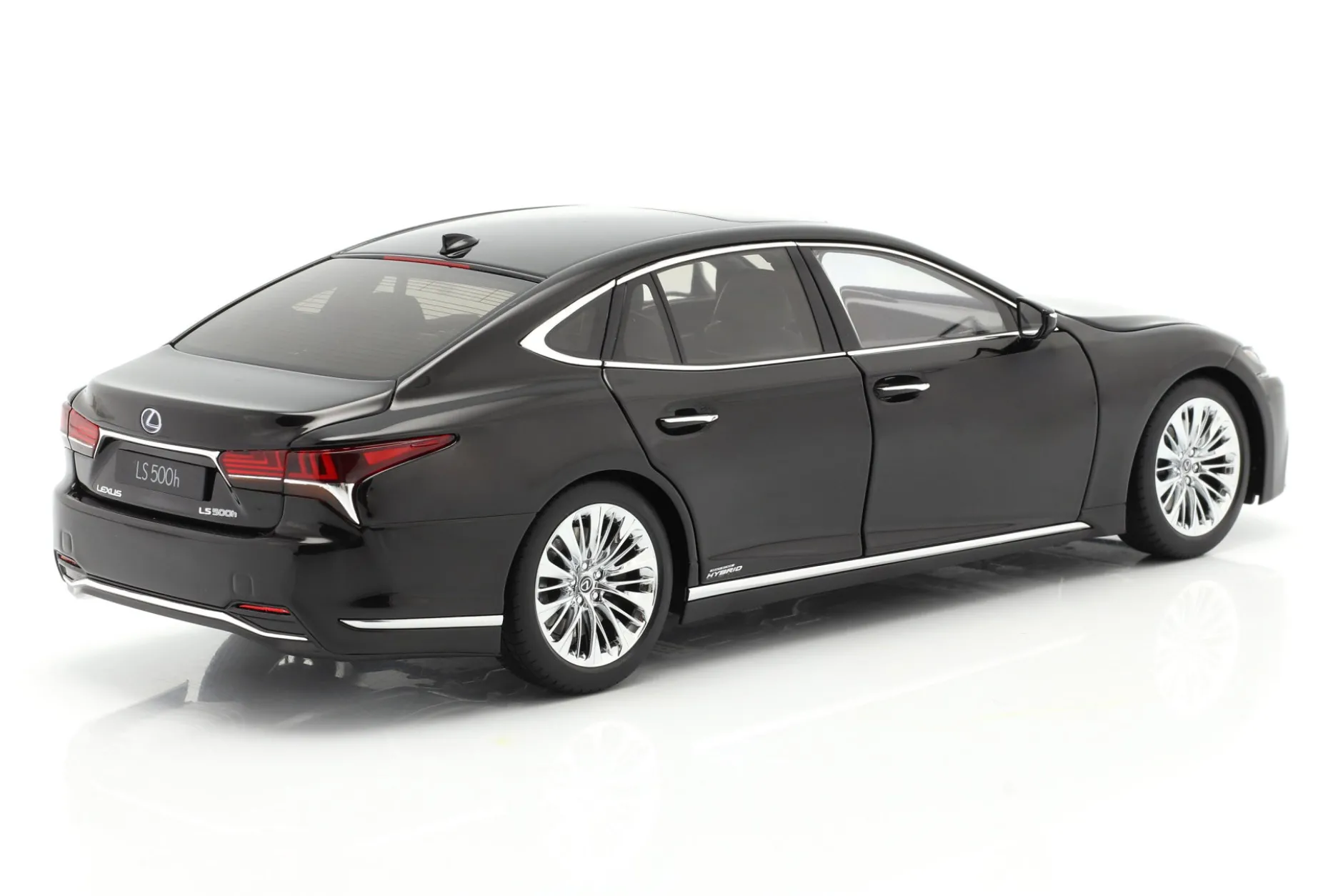 Lexus LS500h Baujahr 2018 schwarz 1:18 AUTOart