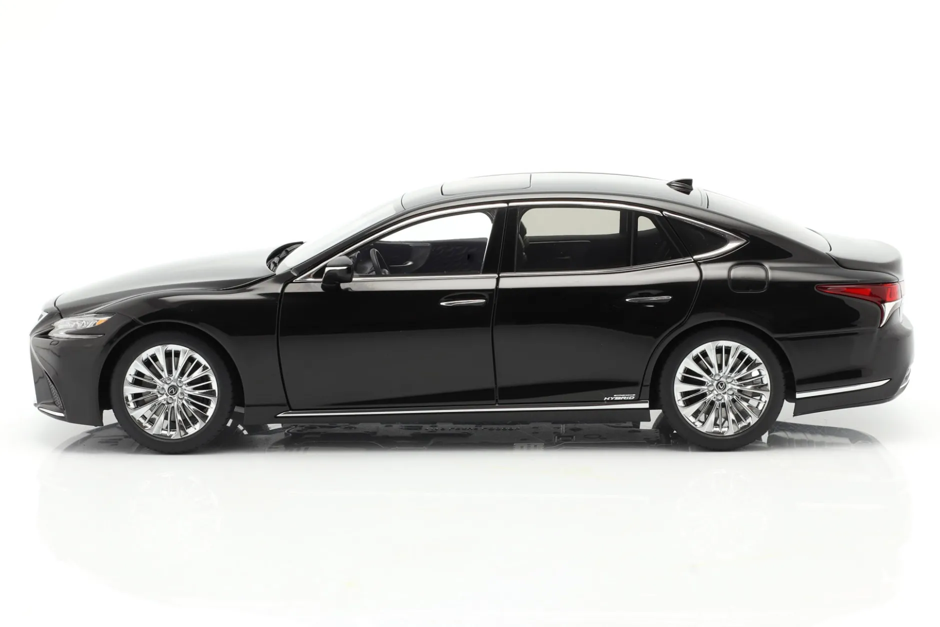 Lexus LS500h Baujahr 2018 schwarz 1:18 AUTOart