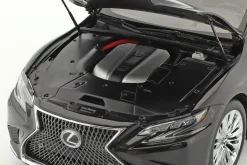 Lexus LS500h Baujahr 2018 schwarz 1:18 AUTOart