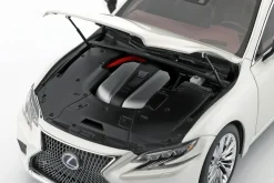 Lexus LS 500h Baujahr 2018 sonic weiß metallic 1:18 AUTOart