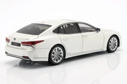Lexus LS 500h Baujahr 2018 sonic weiß metallic 1:18 AUTOart