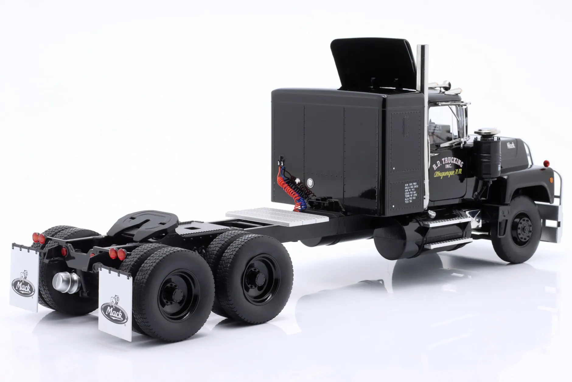 Mack RL 700L Sattelzugmaschine Baujahr 1974 schwarz 1:18 Road Kings