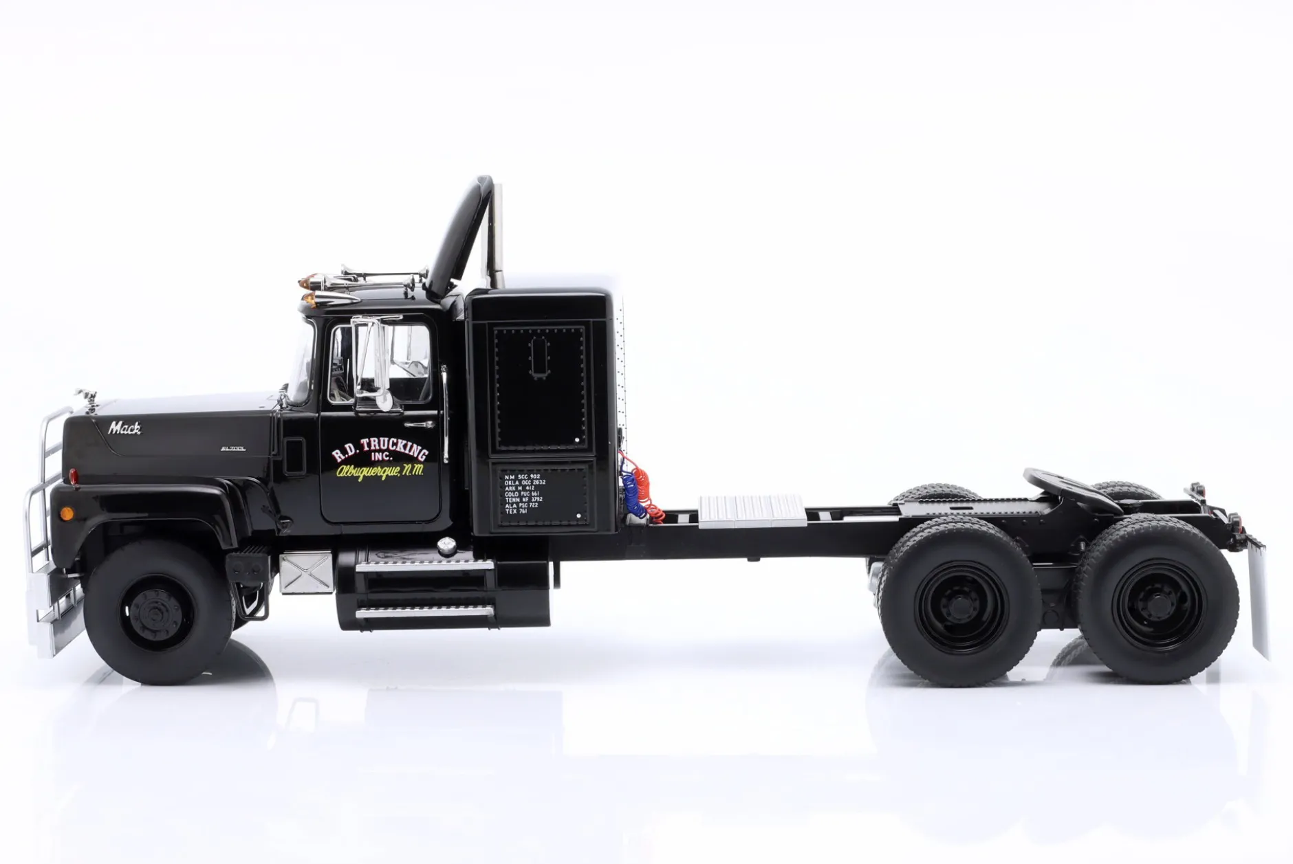 Mack RL 700L Sattelzugmaschine Baujahr 1974 schwarz 1:18 Road Kings