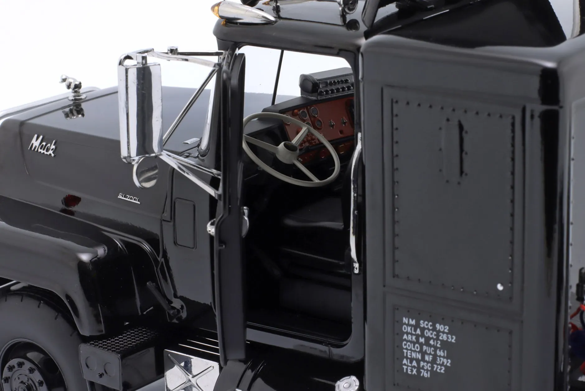 Mack RL 700L Sattelzugmaschine Baujahr 1974 schwarz 1:18 Road Kings