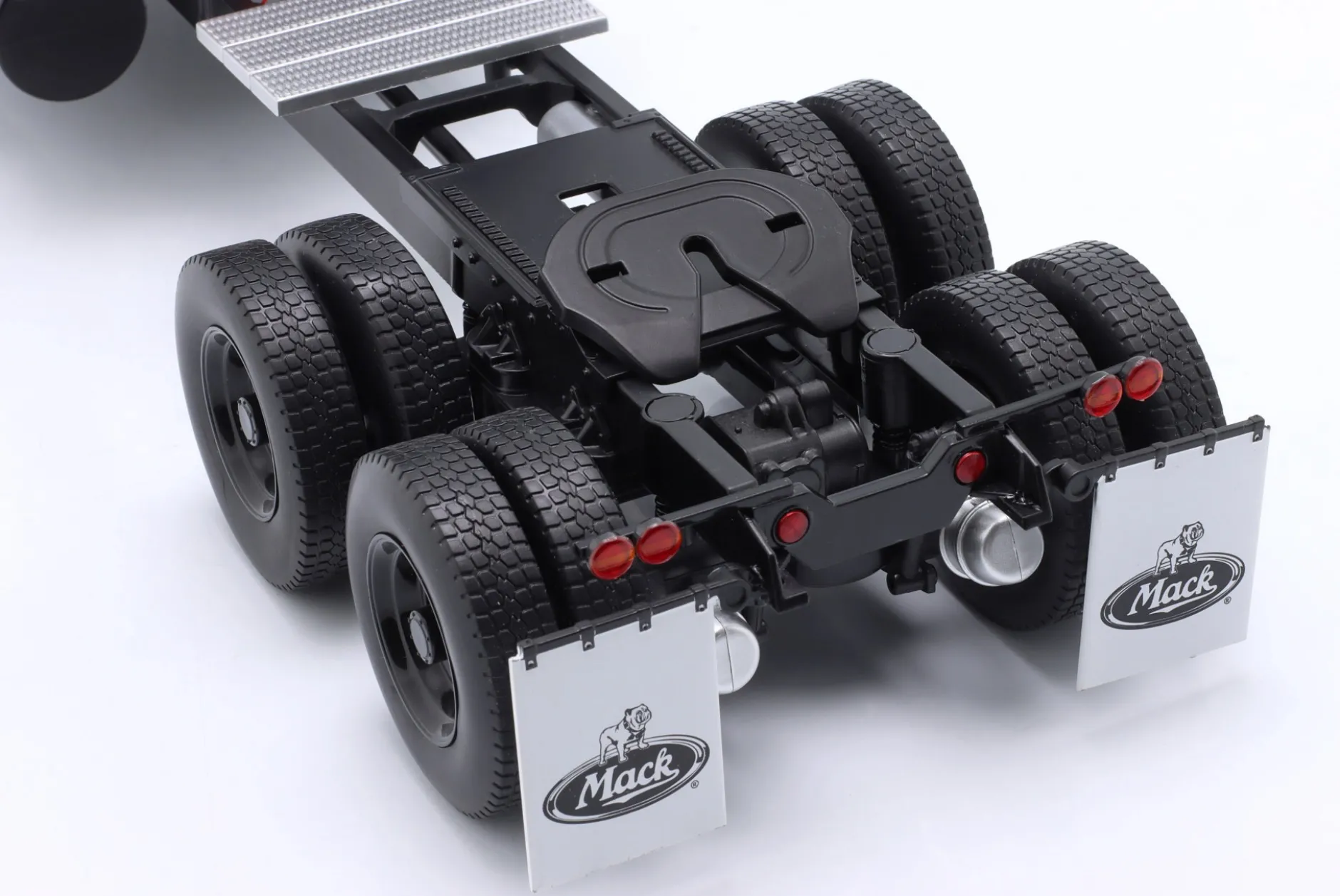 Mack RL 700L Sattelzugmaschine Baujahr 1974 schwarz 1:18 Road Kings