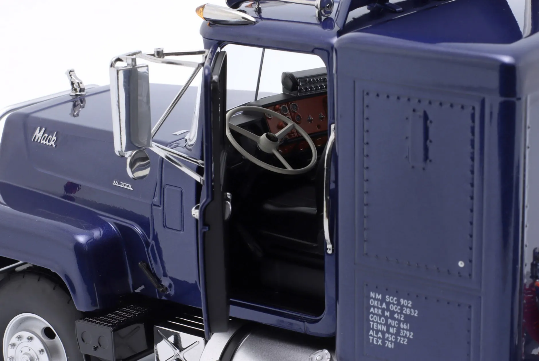 Mack RL 700L Sattelzugmaschine Baujahr 1974 blau metallic 1:18 Road Kings