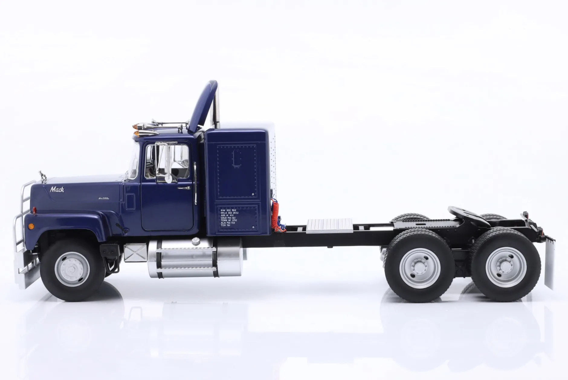 Mack RL 700L Sattelzugmaschine Baujahr 1974 blau metallic 1:18 Road Kings