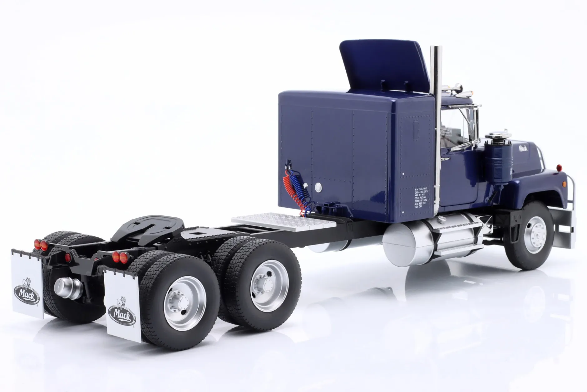 Mack RL 700L Sattelzugmaschine Baujahr 1974 blau metallic 1:18 Road Kings