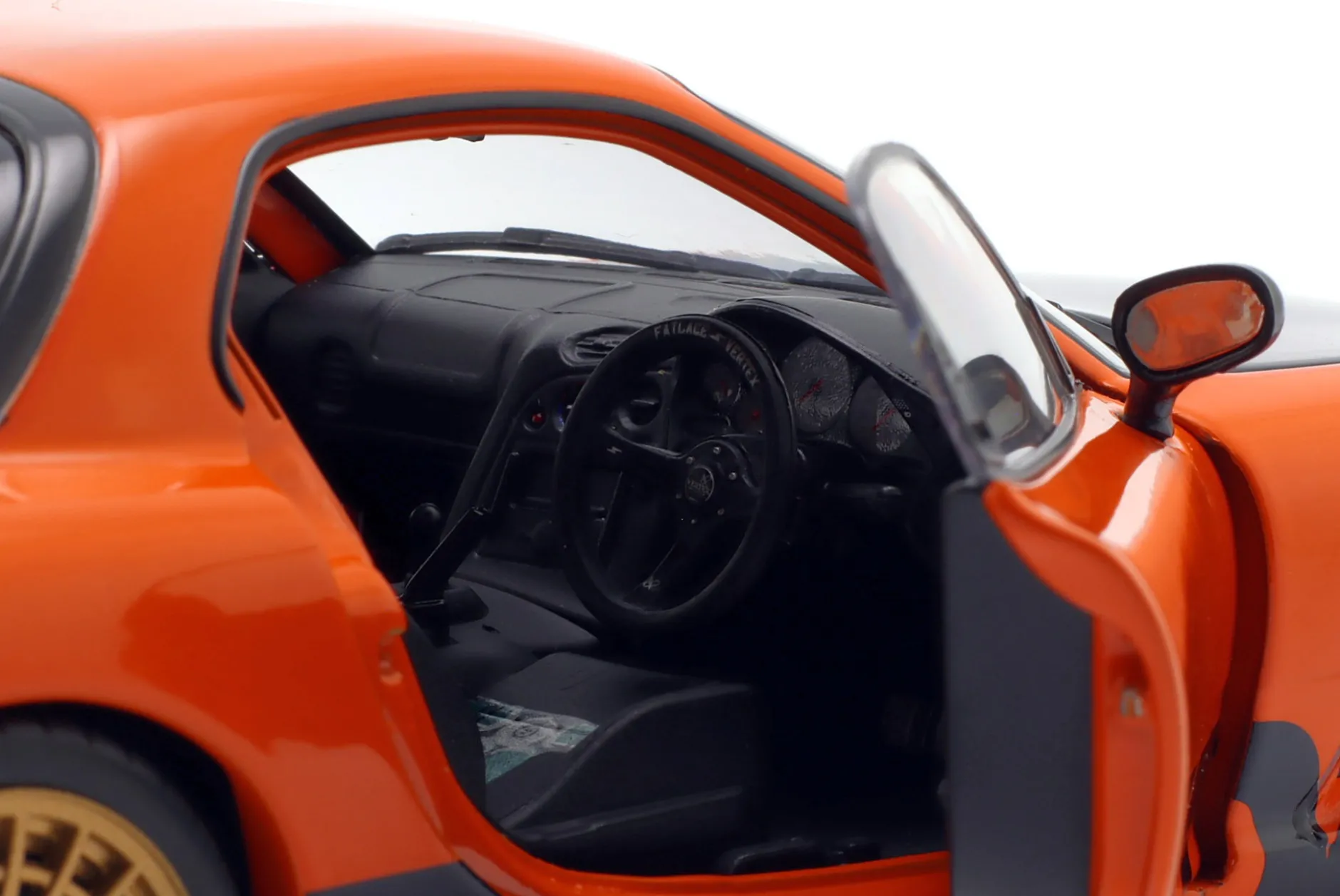 Mazda RX-7 Typ RS (FD3S) Baujahr 1999 orange / schwarz 1:18 Solido