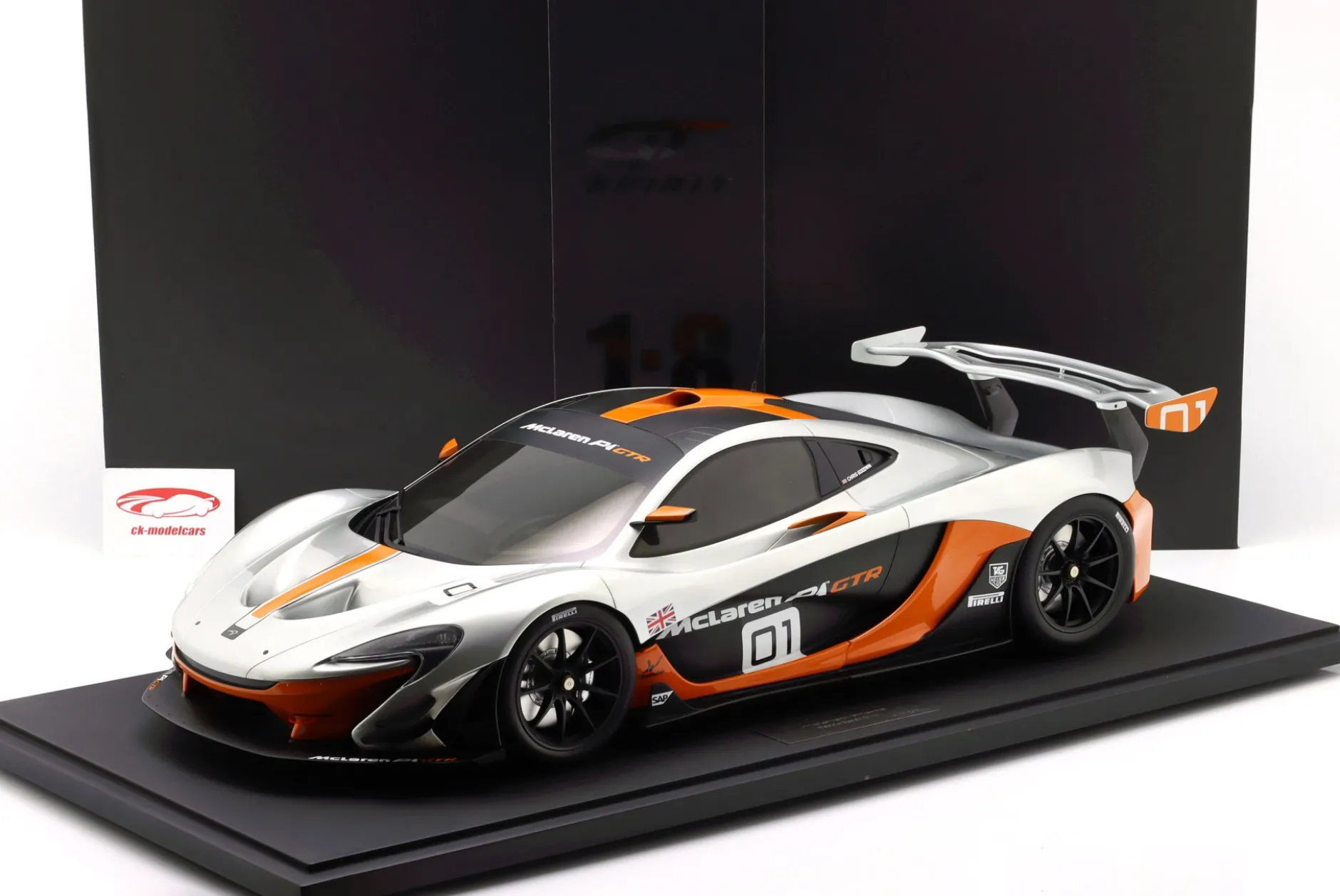 McLaren P1 GTR Pebble Beach 2014 grau / orange / schwarz 1:8 GT-Spirit