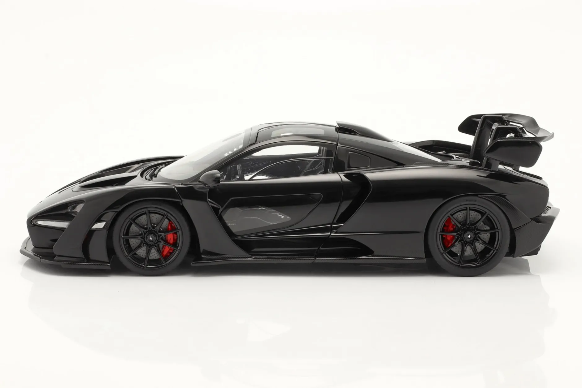McLaren Senna Baujahr 2018 schwarz 1:18 AUTOart