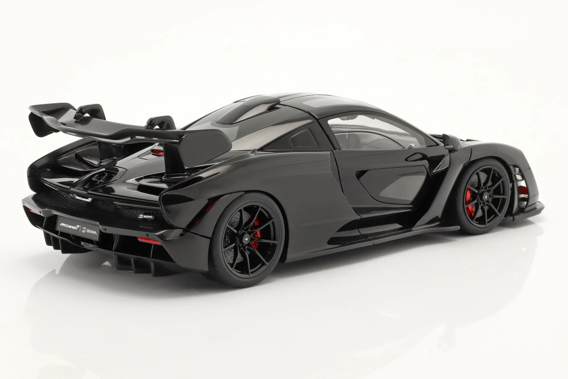 McLaren Senna Baujahr 2018 schwarz 1:18 AUTOart