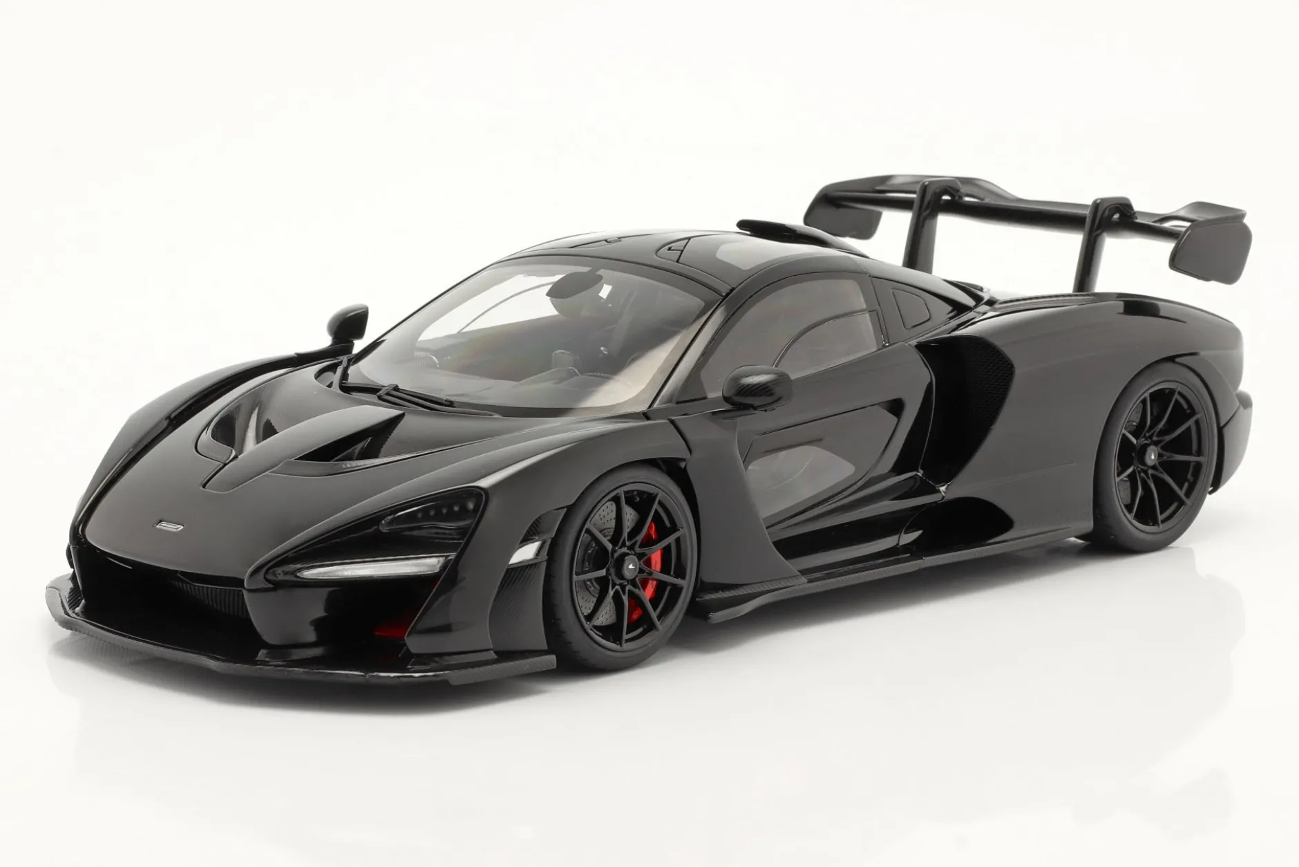 McLaren Senna Baujahr 2018 schwarz 1:18 AUTOart