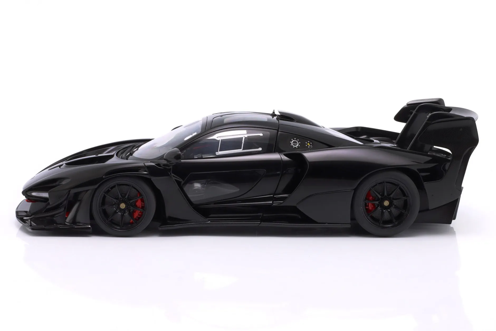 McLaren Senna GTR Baujahr 2019 onyxschwarz 1:18 AUTOart