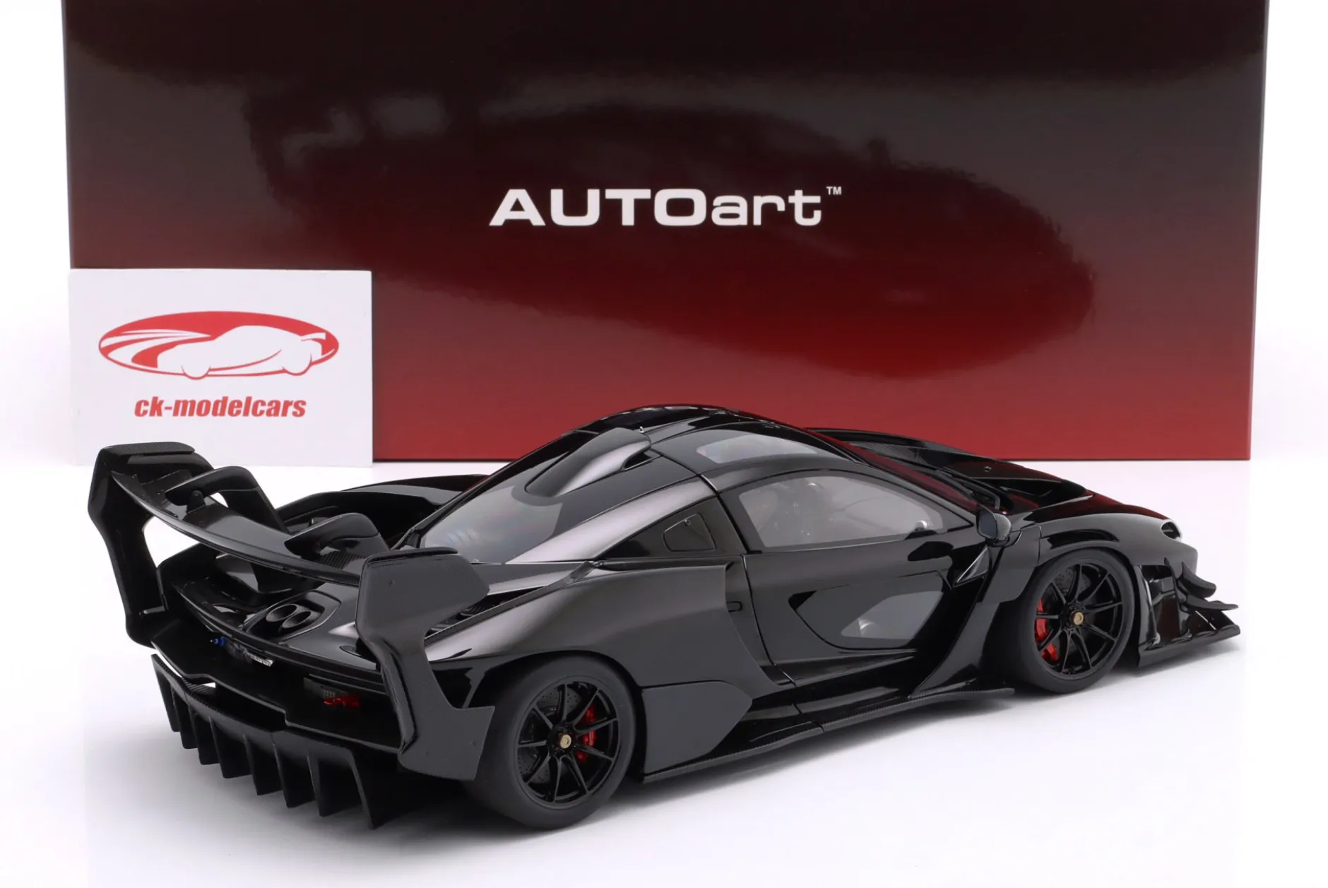 McLaren Senna GTR Baujahr 2019 onyxschwarz 1:18 AUTOart