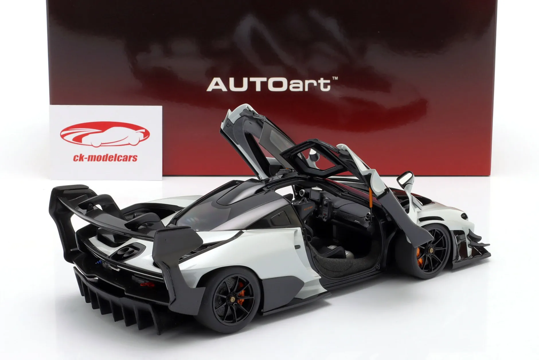 McLaren Senna GTR Baujahr 2019 silica weiß 1:18 AUTOart