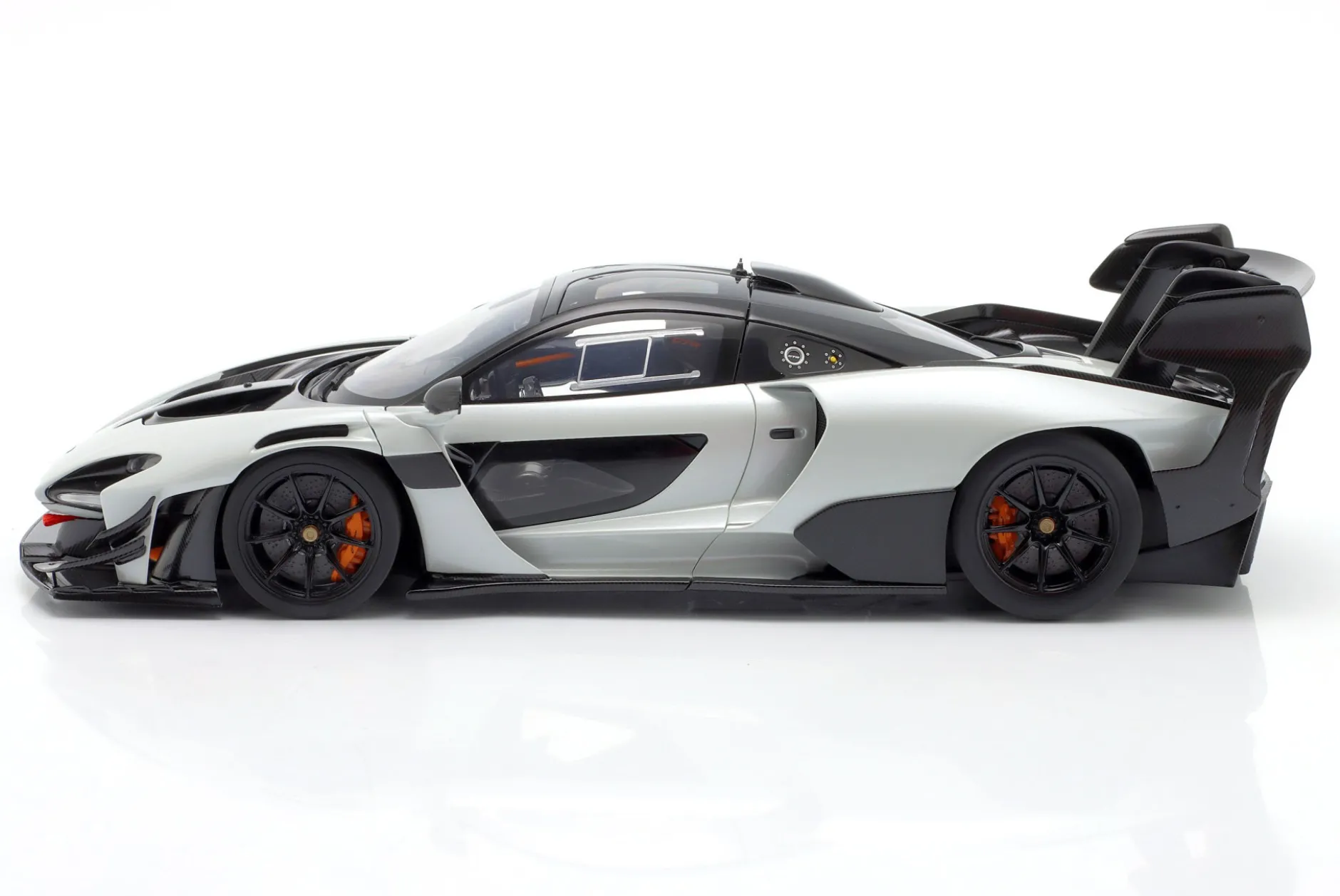 McLaren Senna GTR Baujahr 2019 silica weiß 1:18 AUTOart