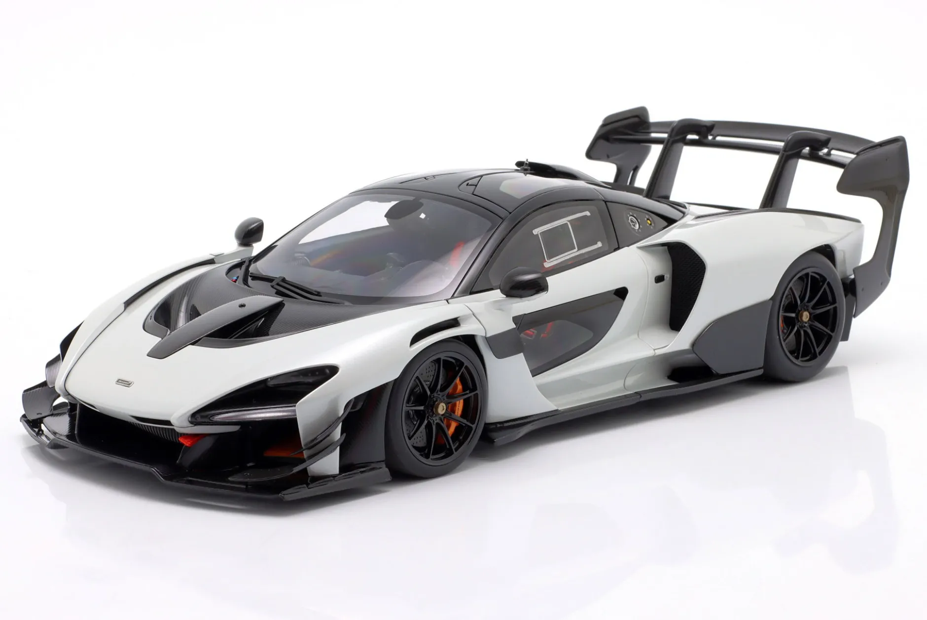 McLaren Senna GTR Baujahr 2019 silica weiß 1:18 AUTOart
