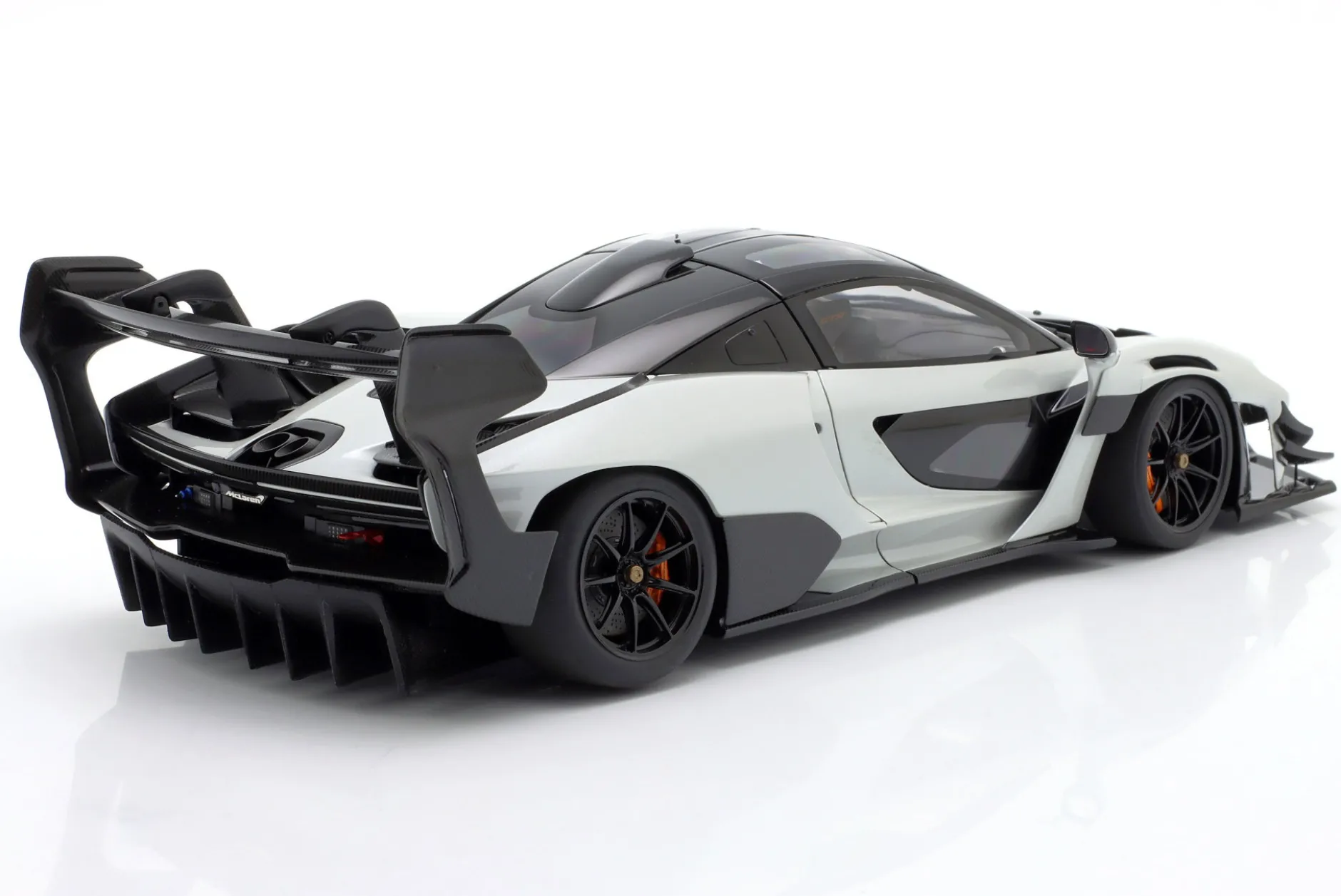 McLaren Senna GTR Baujahr 2019 silica weiß 1:18 AUTOart