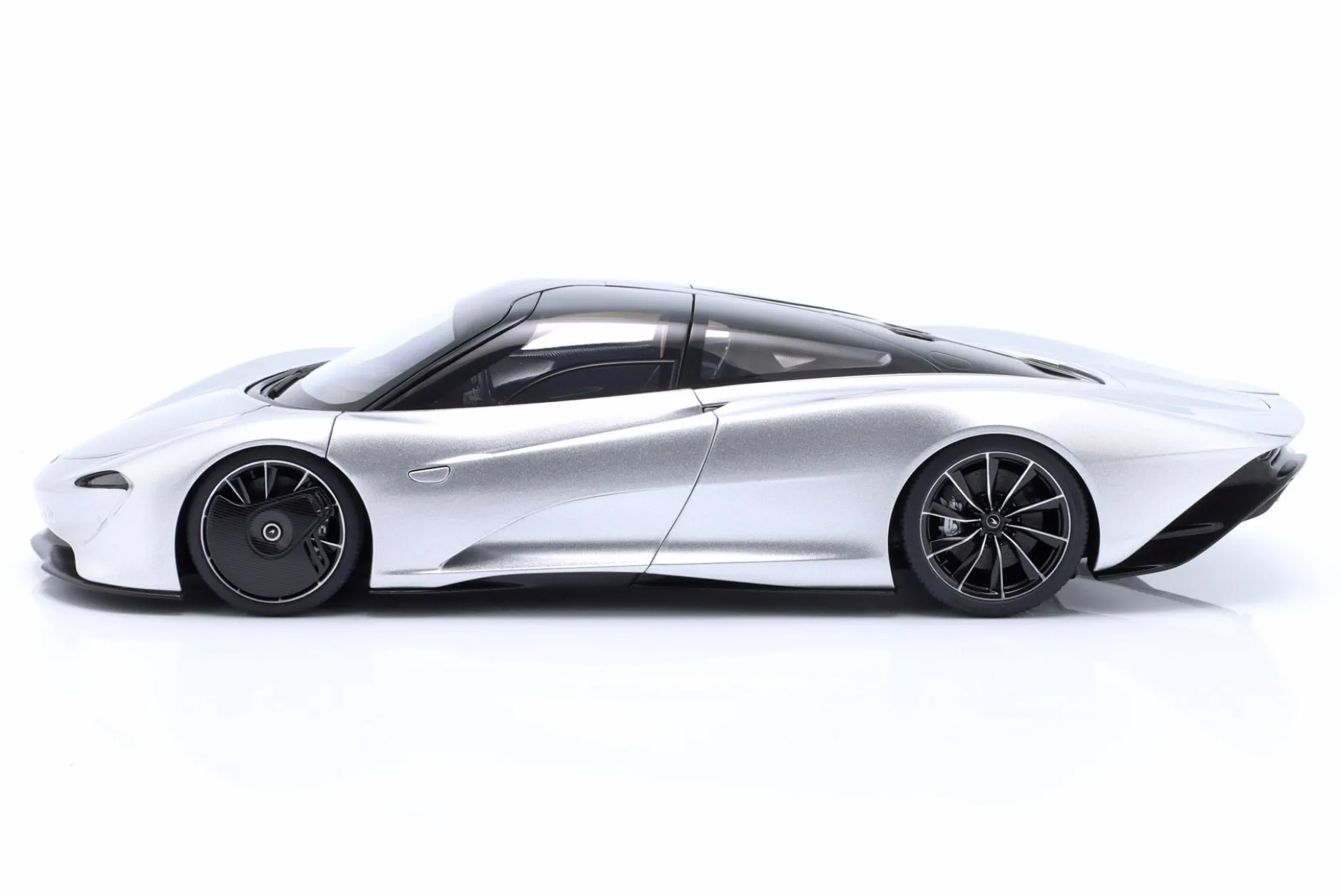 McLaren Speedtail Baujahr 2020 supernova silber 1:18 AUTOart