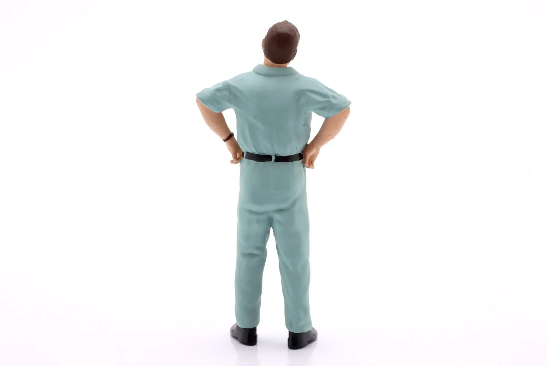 Mechaniker mit blauem Overall skeptisch - Figur 1:18 Figurenmanufaktur