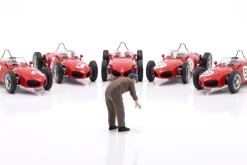 Mechaniker mit braunem Overall gebeugt - Figur 1:18 Figurenmanufaktur