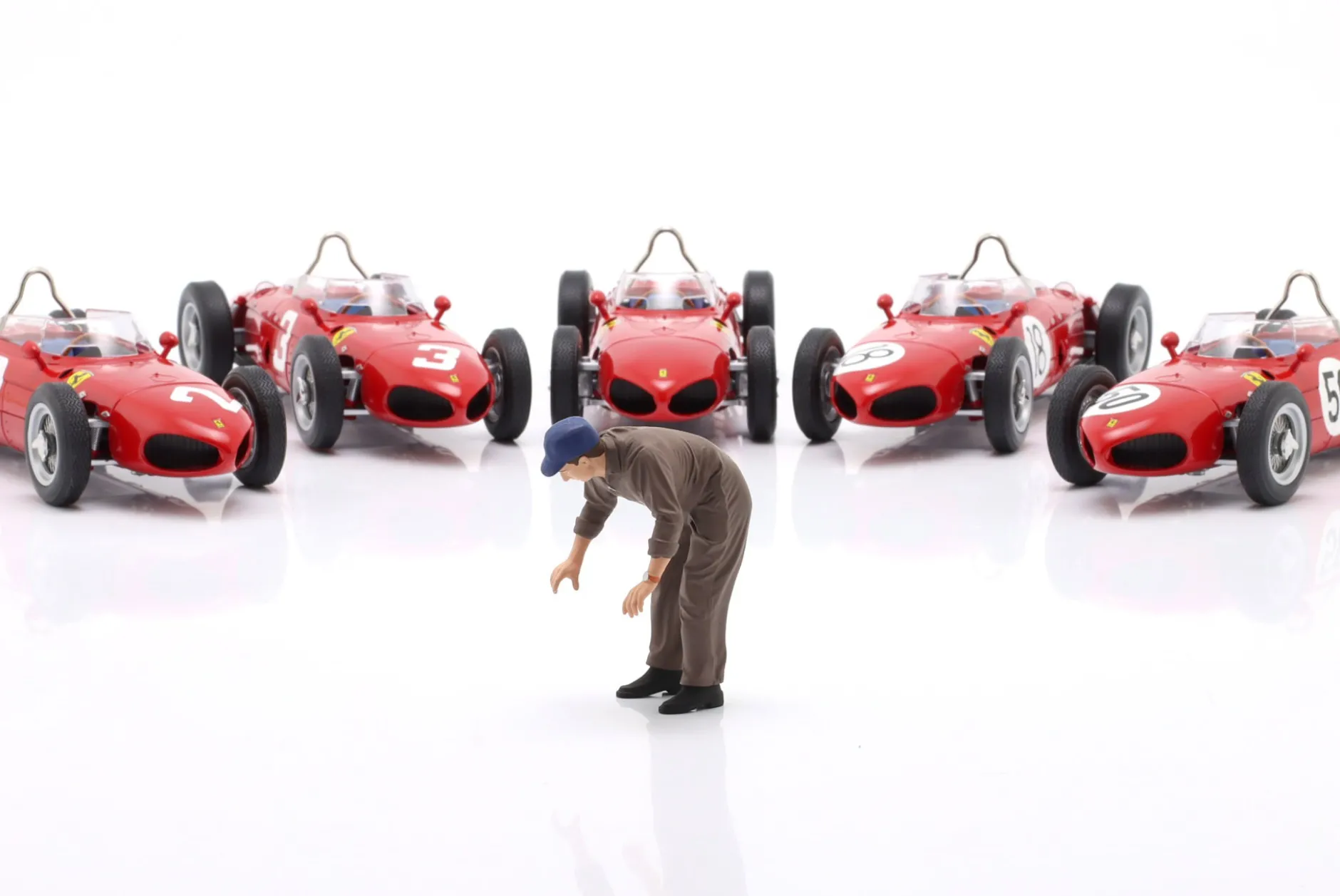 Mechaniker mit braunem Overall gebeugt - Figur 1:18 Figurenmanufaktur