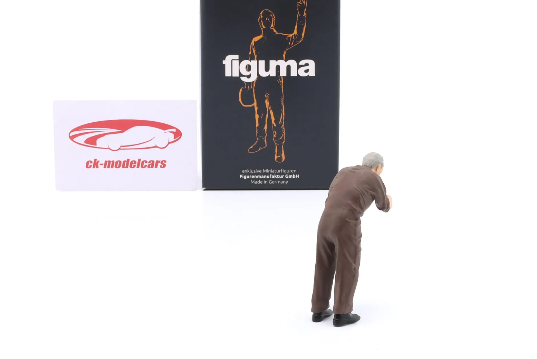 Mechaniker mit braunem Overall und Zündkerze - Figur 1:18 Figurenmanufaktur