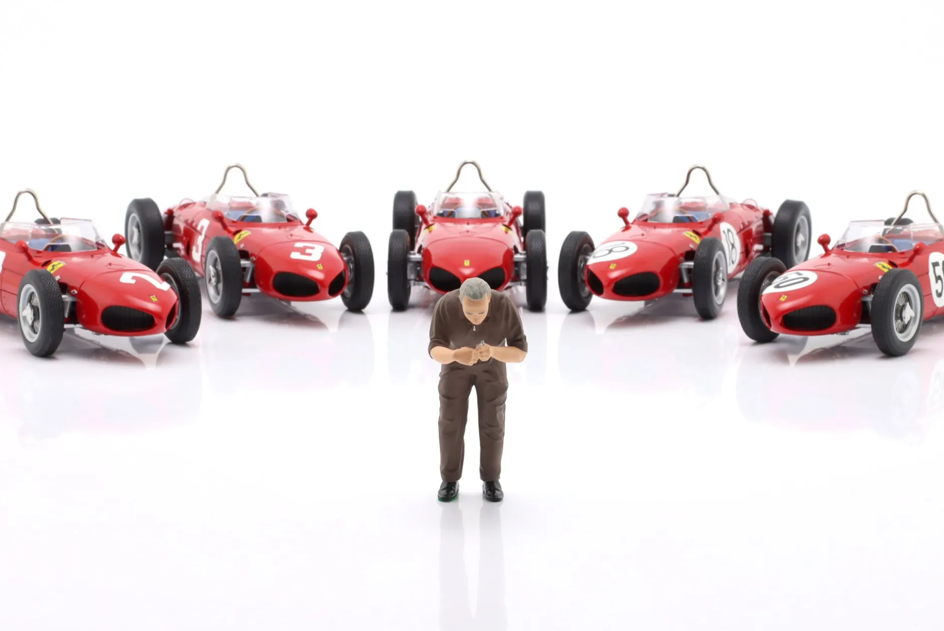Mechaniker mit braunem Overall und Zündkerze - Figur 1:18 Figurenmanufaktur