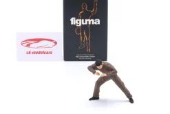 Mechaniker mit braunem Overall am Motor - Figur 1:18 Figurenmanufaktur
