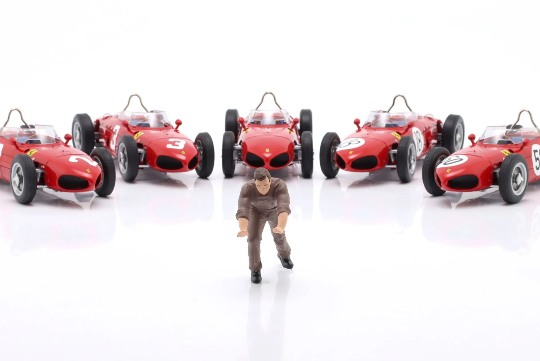 Mechaniker mit braunem Overall schiebt hinten - Figur 1:18 Figurenmanufaktur