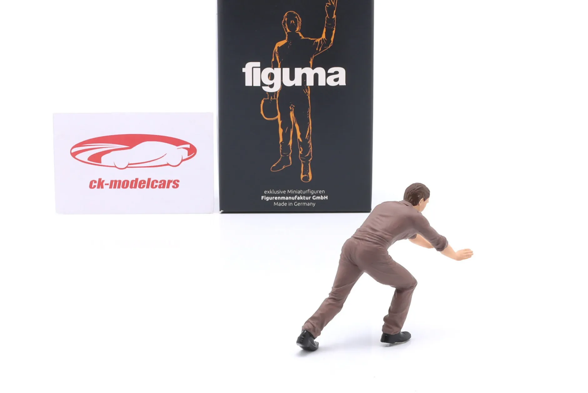 Mechaniker mit braunem Overall schiebt hinten - Figur 1:18 Figurenmanufaktur