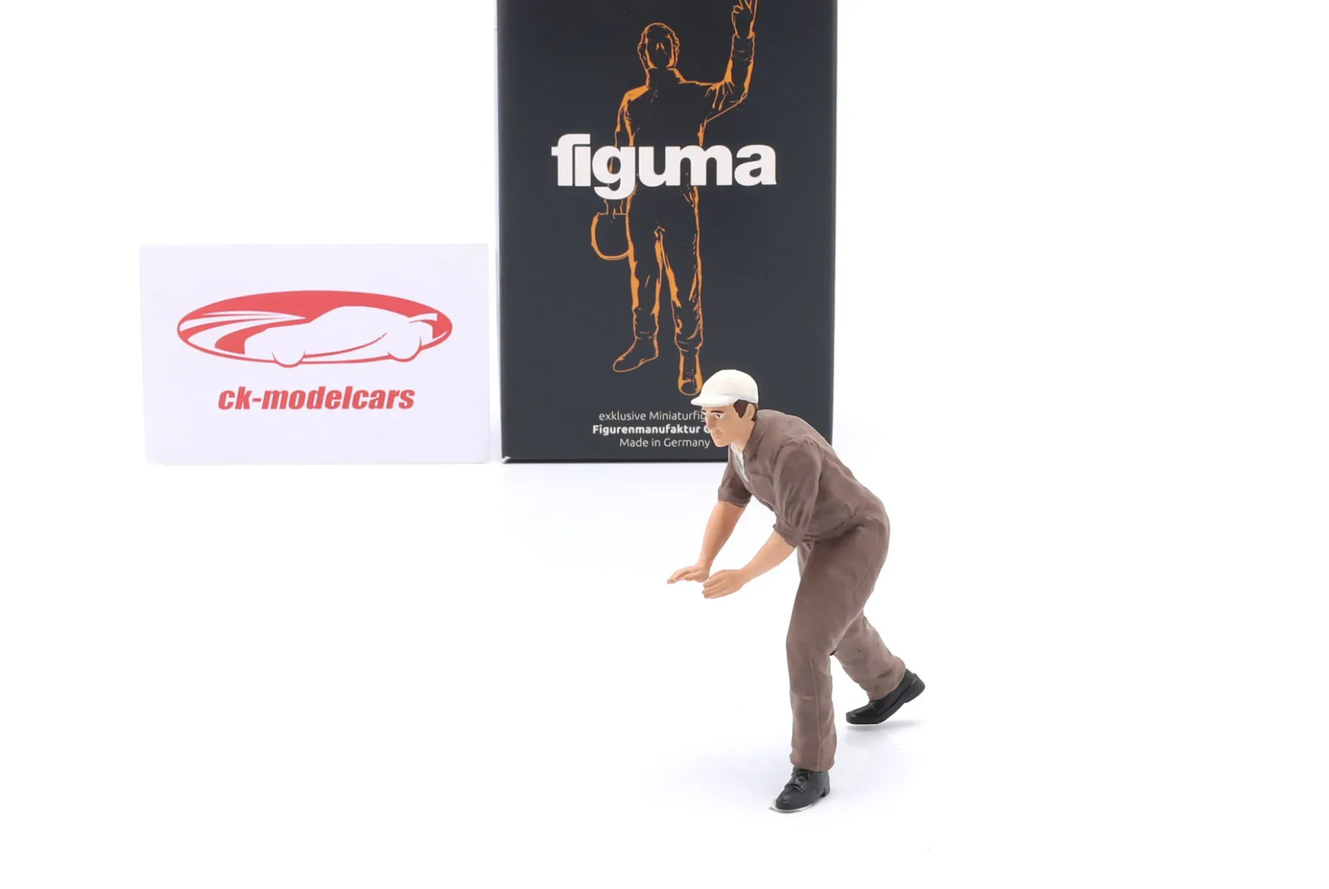 Mechaniker mit Mütze und braunem Overall schiebt - Figur 1:18 Figurenmanufaktur