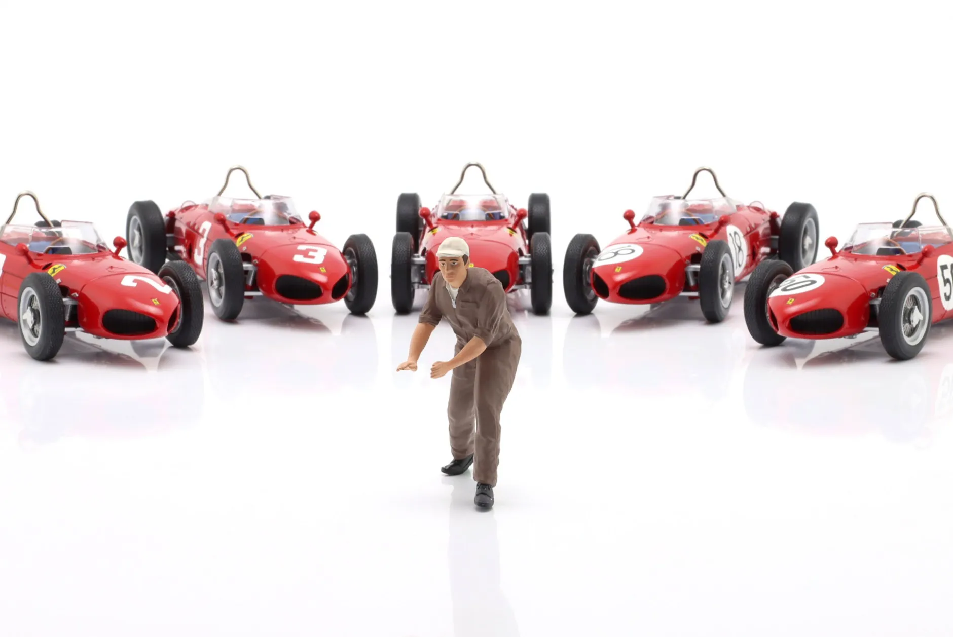 Mechaniker mit Mütze und braunem Overall schiebt - Figur 1:18 Figurenmanufaktur