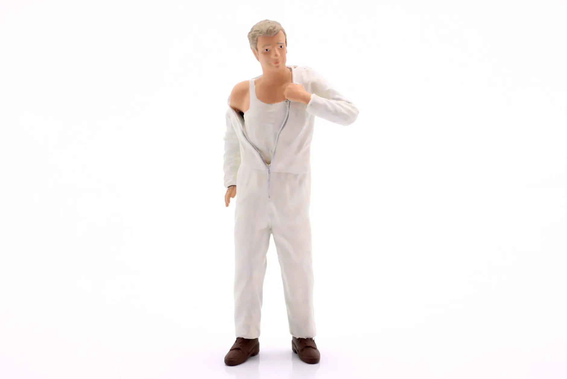 Mechaniker mit weißem Overall zieht sich an - Figur 1:18 Figurenmanufaktur
