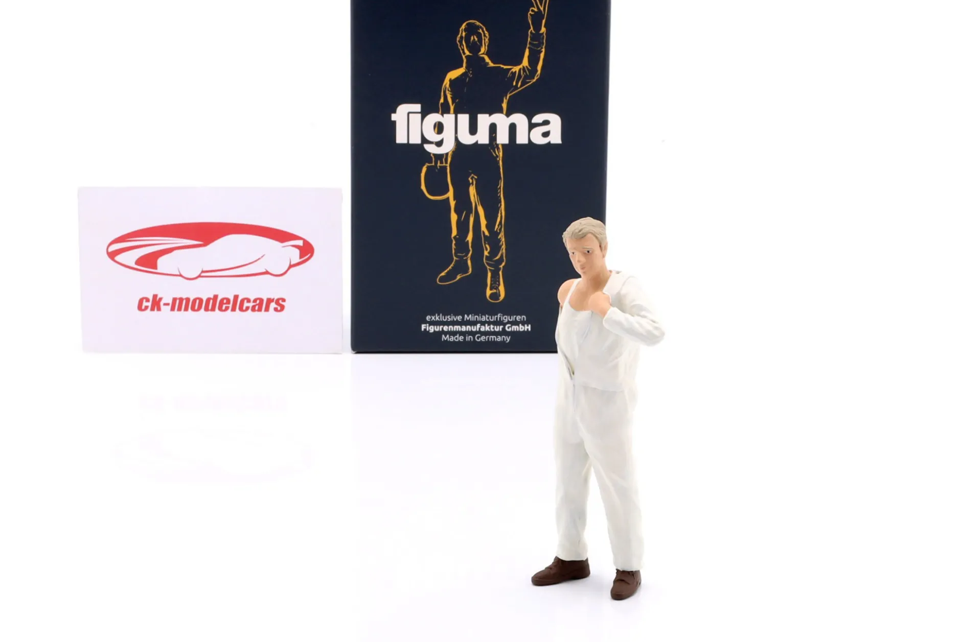 Mechaniker mit weißem Overall zieht sich an - Figur 1:18 Figurenmanufaktur