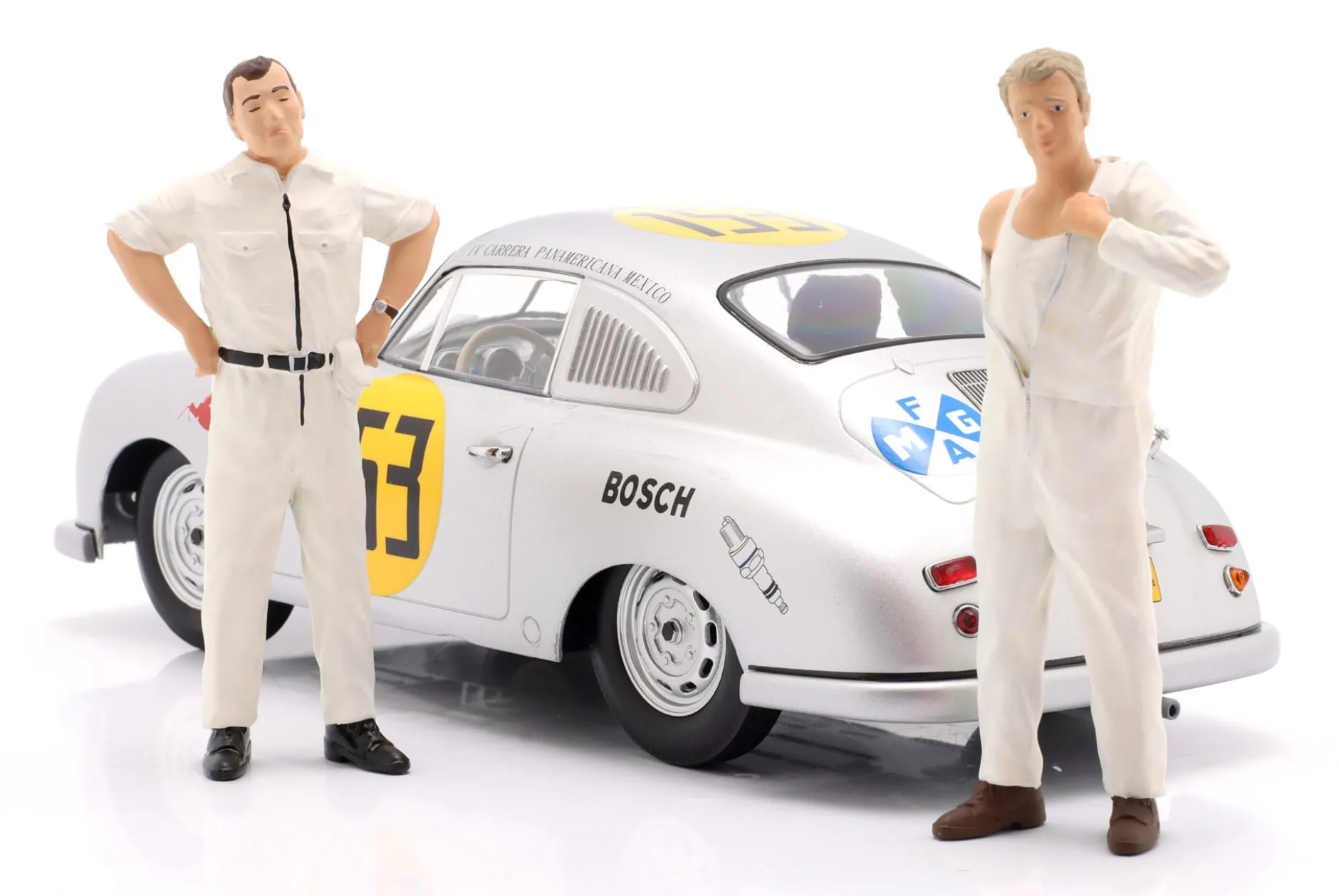 Mechaniker mit weißem Overall zieht sich an - Figur 1:18 Figurenmanufaktur